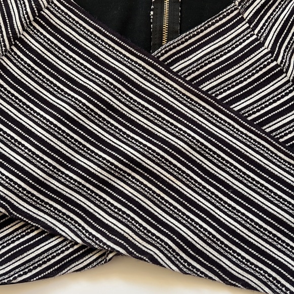 Bebe Short Sleeve Crop Criss Cross Front Top - Picture 3 of 5